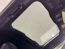 【ガラスルーフ】ガラスルーフ搭載で車内の解放感が一気にアップ！開放的なドライブをお楽しみいただけます。