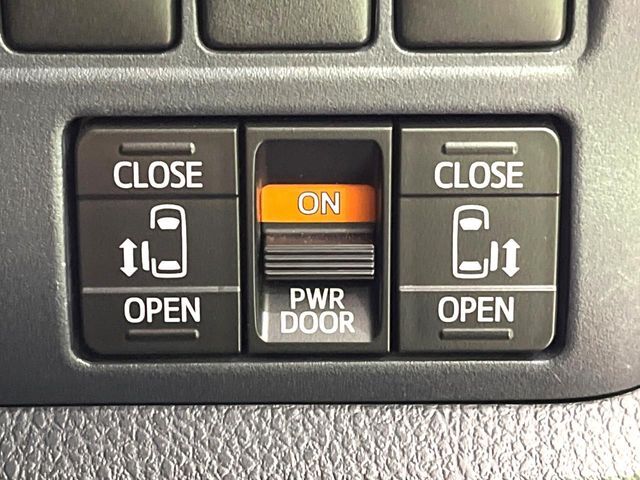 【両側パワースライドドア】スマートキーや運転席のスイッチで後席両側スライドドアの開閉が可能♪電動だから力を入れてドアを開ける必要が無く、小さなお子様でも簡単に開け閉めでき快適です♪