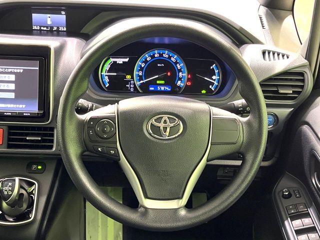 【ステアリングスイッチ】運転中、前方から目線をそらすことなく、オーディオ等の操作が可能な便利機能！安心＆快適なドライブを演出してくれます♪