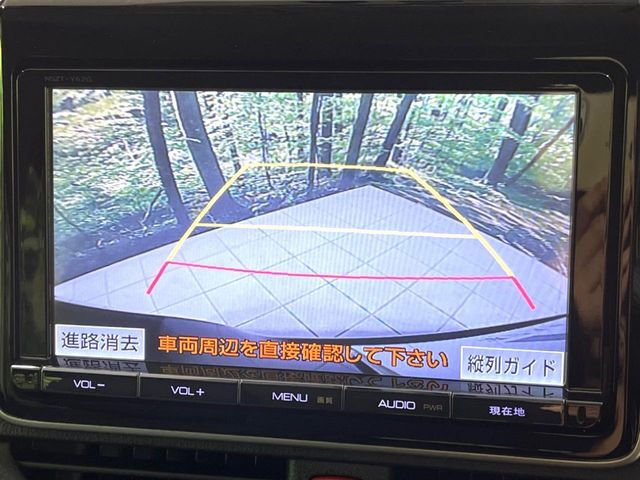 【バックカメラ】駐車時に後方がリアルタイム映像で確認できます。大型商業施設や立体駐車場での駐車時や、夜間のバック時に大活躍！運転スキルに関わらず、今や必須となった装備のひとつです！