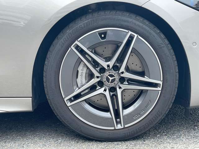 保証期間中は、メルセデス・ベンツツーリングサポートが無料付帯致します。24時間でメーカー専任スタッフによるロードサービスの受け入れが可能でございます。