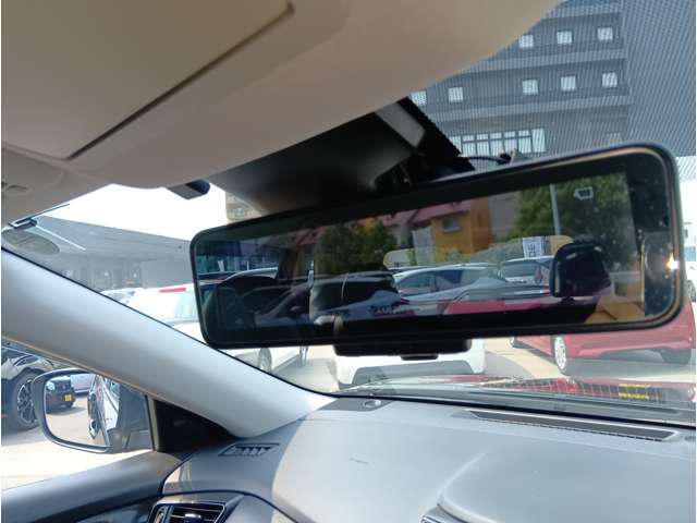 スマートルームミラーです。カメラで後部を映し出します。