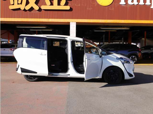 ■スペースが狭い駐車場で駐車するときも、隣の車を気にすることなく開閉できるのは嬉しいポイントです。