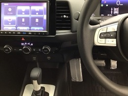 ホンダ純正メモリーナビ搭載なので、遠方へのドライブもお任せ下さい！ステアリング左手側にオーディオ関連のコントロールスイッチを配置しています。操作時は視線を逸らすことなく運転に集中できます