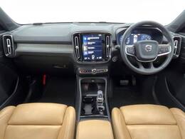 XC40T4インスクリプション入庫です。サンルーフやharman/kardon高音質スピーカーなど快適装備盛りだくさん♪もちろんボルボが世界に誇る安全機能も多数装備されております。是非ご検討ください。
