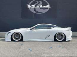 サイドエアロは当社オリジナルのサイドステップが装着されており、こだわりが詰まった1台となってます！大きなサイドステップに見えますが純正比約15mmしかダウンしていませんので不便なくお乗り頂けます！