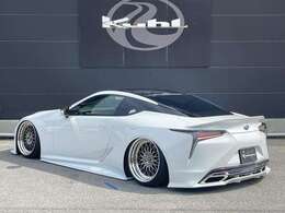 IDEAL製のエアサスが装着されて車両になりまして既に公認も取得済みになります！！リモコン操作可能なタイプになりますので簡単に車高調が可能な仕様になります！！