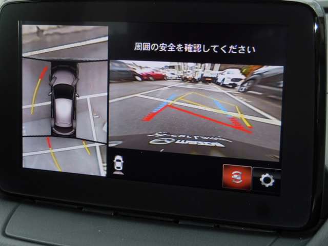 360度ビューカメラを搭載。4方の小型カメラの映像を処理し、車両真上からの映像に変換しています。