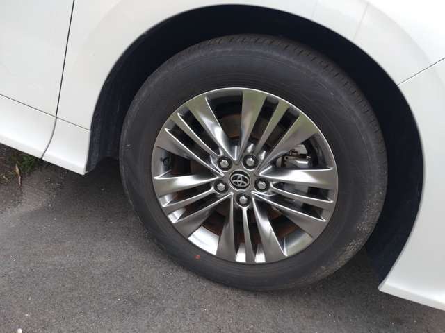 リフトも完備し、専門のスタッフが大切なお車をしっかり見させて頂いております。