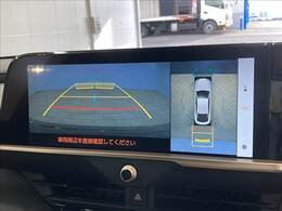 【パノラミックビューモニター】専用のカメラにより、上から見下ろしたような視点で360度クルマの周囲を確認することができます☆死角部分も確認しやすく、狭い場所での切り返しや駐車もスムーズに行えます。
