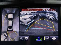 パノラミックビューモニターを装備！上から車両を見下ろしたような映像をナビ画面に表示できます。車両前後左右に搭載した4つのカメラ映像を継ぎ目なく合成！目視では見えない部分もリアルタイムで見れます。