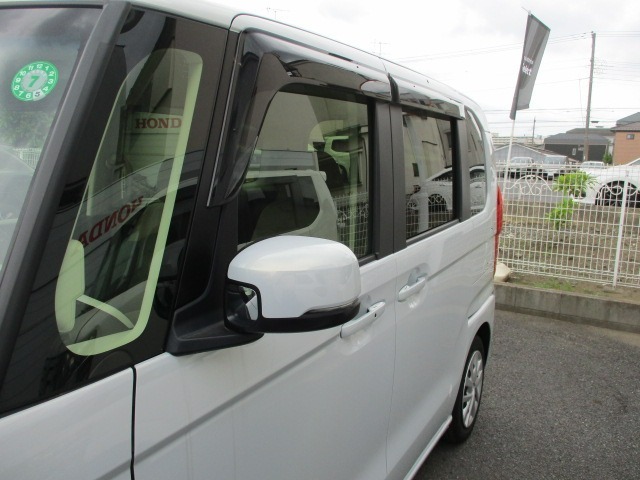 視認性の良いドアミラーウィンカー。純正ドアバイザー装着車。
