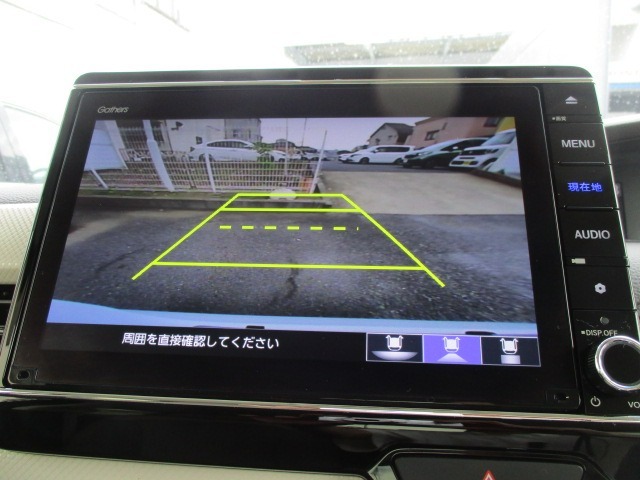 リアカメラで車庫入れ等をアシスト。