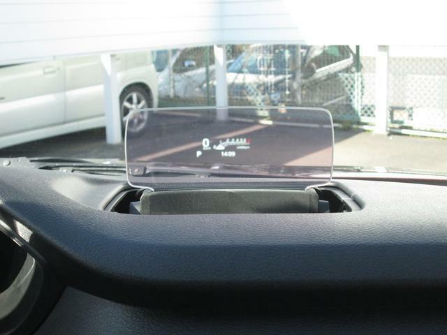 ヘッドアップディスプレィ　車速やシフト位置、デュアルカメラブレーキの警告灯を表示します。対応ナビを装着すれば交差点案内等も表示します。