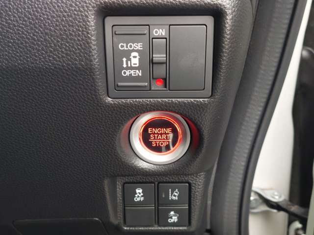 【パワースライドドア】小さなお子さまでも、助手席側のスライドドアはボタン一つで乗り降りラクラクです！両手に荷物を抱えている時でもボタンを押せば自動で開閉してくれます。