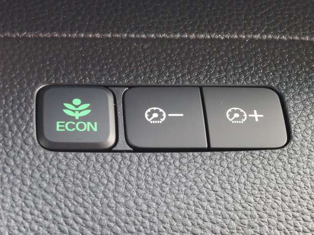 【ECONモード（イーコン）】クルマの動きを管理するシステムです。燃費を優先に自動制御されるもので、低燃費走行を自然にできるようになります。