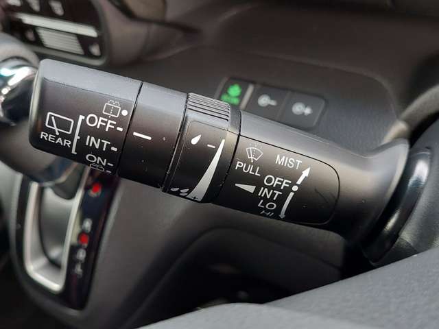 【運転席操作部】『運転席周辺の装備』の画像になります。快適なドライブを楽しむための機能が装備されています！運転席から触れるので使いやすいです！