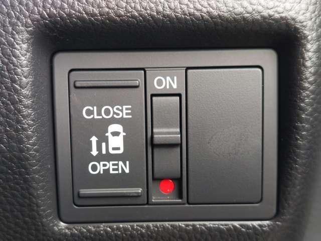 【パワースライドドア】小さなお子さまでも、助手席側のスライドドアはボタン一つで乗り降りラクラクです！両手に荷物を抱えている時でもボタンを押せば自動で開閉してくれます。