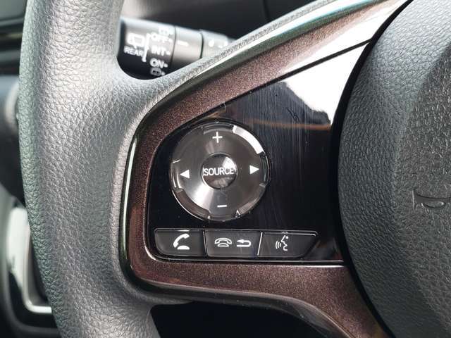 【ステアリングリモコン】手元のボタンから、オーディオやナビなどの操作ができるので、よそ見をせずに安全に運転に集中できます！