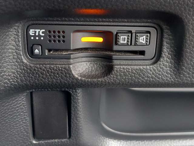 【ETC】有料道路を利用する際に料金所で停止することなく通過できる、ETC車載器（ノンストップ自動料金収受システム機器）が装備されています。セットアップを行うことで利用可能になります。