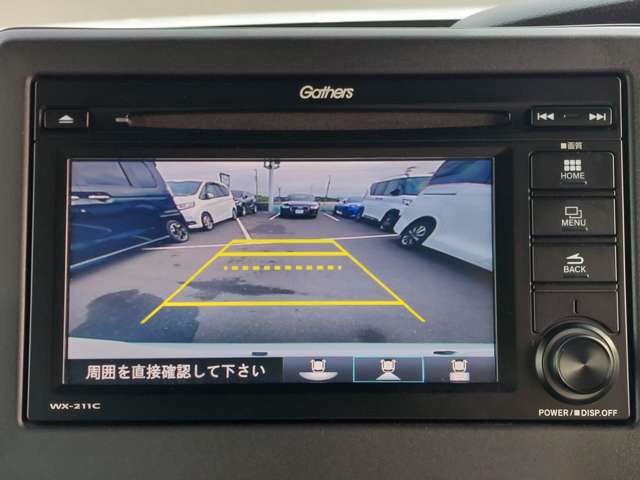 【バックモニター】後ろのカメラの映像をモニターに映し出すことができます！後方の見えない死角や、障害物との距離感をしっかり確認することができます！駐車が苦手な方におすすめです。