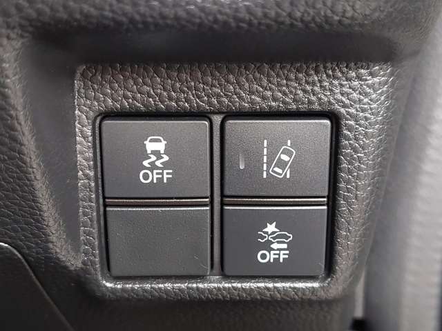 【衝突軽減ブレーキ（CMBS）】衝突するおそれが高い場合、音と光で注意して強いブレーキングを行い、衝突回避・被害軽減を支援します。機能には限界があるためご注意ください。