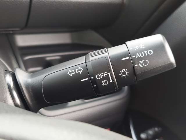【オートライト（AUTO）】外の明るさをシステムが感知して、自動でヘッドライトが点灯します！ヘッドライトをつけ忘れを防ぐ便利機能です。