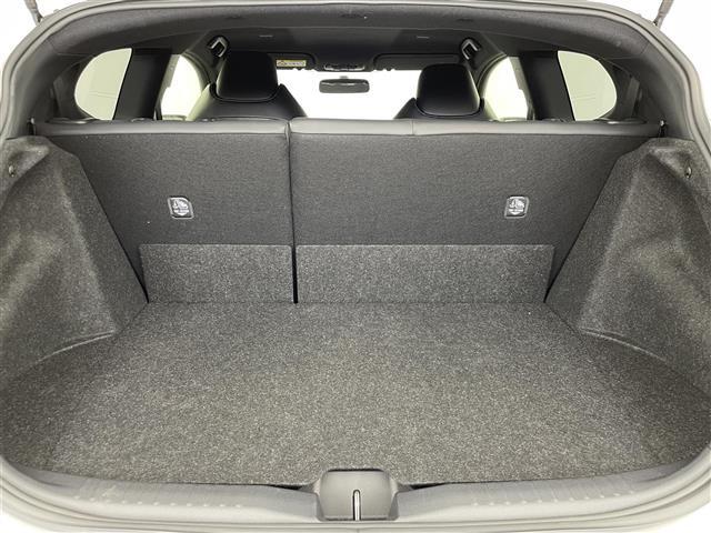 【トランク】積み込みやすくて、たっぷり積める荷室です。シートアレンジできるものは、乗車人数と荷物の量や大きさによってシートを動かすことができるので、より快適なドライブが可能です！