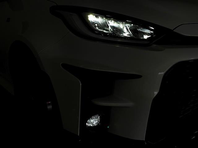 【LEDヘッドライト/LEDフォグランプ】悪天候や夜間の走行も視界良好で安心してお乗りいただけます。