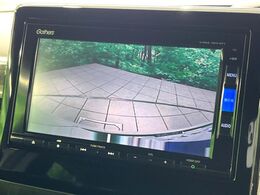 【バックカメラ】駐車時に後方がリアルタイム映像で確認できます。大型商業施設や立体駐車場での駐車時や、夜間のバック時に大活躍！運転スキルに関わらず、今や必須となった装備のひとつです！