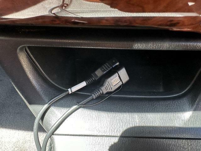 USBケーブル付きです。携帯電話の充電等にご利用ください。