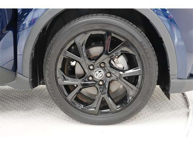 タイヤサイズは225/50R18です。