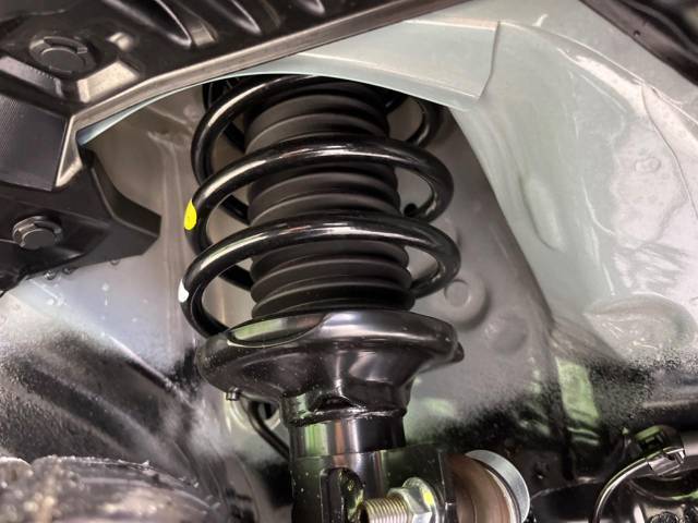 お車を安心してお乗りいただく為には、足回りの定期点検が欠かせません。サービスサポート（有償保証）では無料点検もご提供しており、安心のカーライフをお過ごしいただけるサポート体制が整っています。