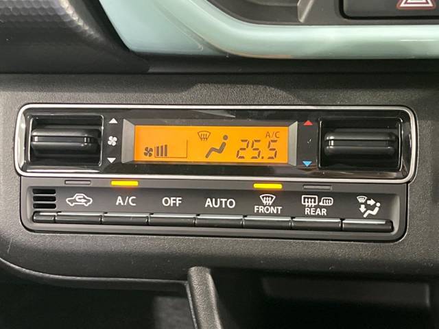 【オートエアコン】一度お好みの温度に設定すれば、車内の温度を検知し風量や温度を自動で調整。暑い…寒い…と何度もスイッチ操作をする必要はありません。快適な車内空間には必須の機能ですね♪