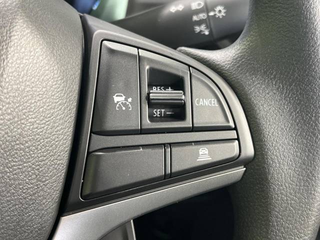 【クルーズコントロール】高速道路もラクラク走行。アクセルを離しても一定速度で走行ができ、長距離運転時の負担を軽減！加速・減速も簡単なスイッチ操作で調整できます。
