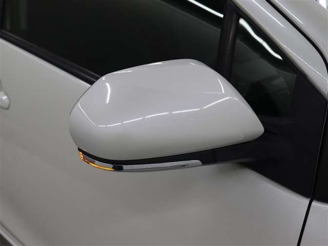 ウインカー付きドアミラーです。