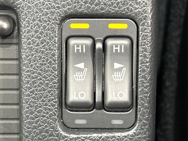 【シートヒーター】寒い日に重宝するシートヒーター！エアコンより早く温まってくれるので寒がりの人も安心ですね♪エアコンの温風は乾燥するから苦手、という方にもをおすすめです。