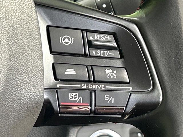 【全車速追従機能付クルーズコントロール】高速道路での長距離走行が楽に！！自動で速度を保つクルーズコントロールが、衝突軽減システムと連携し、前方の車両を感知して車間を保つように速度調節してくれます！！