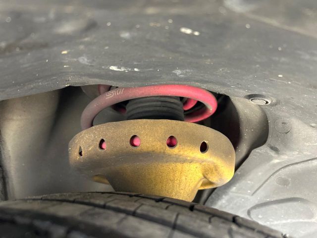 お車を安心してお乗りいただく為には、足回りの定期点検が欠かせません。サービスサポート（有償保証）では無料点検もご提供しており、安心のカーライフをお過ごしいただけるサポート体制が整っています。