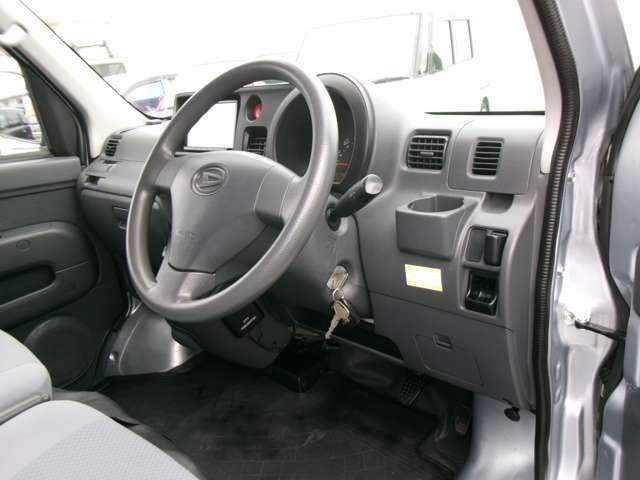 イーパーツプラスで保証と☆New☆バッテリー☆ワイパーブレード☆オイル☆オイルエレメント☆安心の4点セットが付いてきます！価格は店頭納車、県内登録価格です。自動車税、リサイクル料は別途