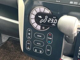 【オートエアコン】一度お好みの温度に設定すれば、車内の温度を検知し風量や温度を自動で調整。暑い…寒い…と何度もスイッチ操作をする必要はありません。快適な車内空間には必須の機能ですね♪