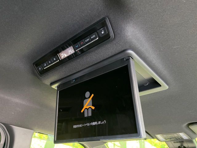 【フリップダウンモニター】大画面モニターで後席でもエンタメをお楽しみいただけます。小さなお子様にも大人気の装備です♪