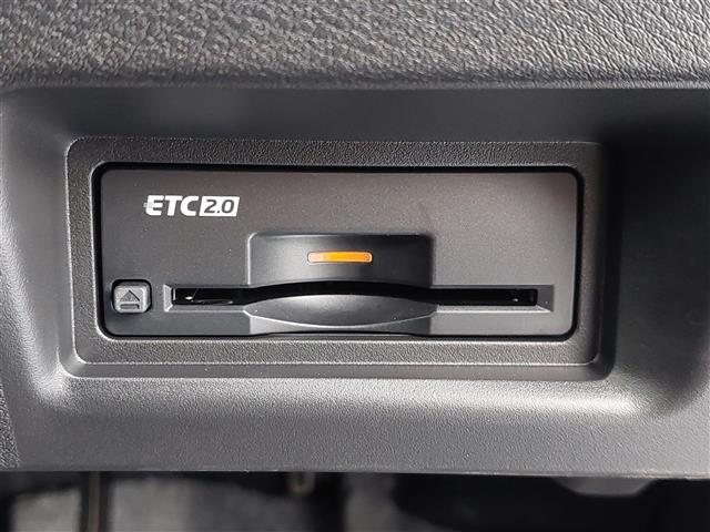 【ETC】有料道路を利用する際に料金所で停止することなく通過できる、ETC車載器（ノンストップ自動料金収受システム機器）が装備されています。セットアップを行うことで利用可能になります。