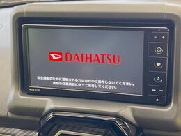 【純正SDナビ】人気の純正ナビを装備しております。ナビの使いやすさはもちろん、オーディオ機能も充実！キャンプや旅行はもちろん、通勤や買い物など普段のドライブも楽しくなるはず♪