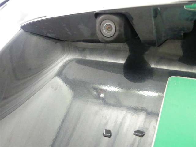 バックカメラが付いているので後方確認が非常にしやすいです。今や運転初心者も熟練者も必須装備！ついていて損はないですね♪