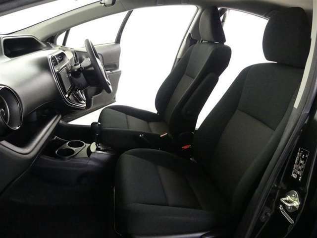 高いホールド性で運転姿勢が安定します。長距離ドライブでも疲れにくいのが魅力です。快適なドライビングライフをお送りください♪
