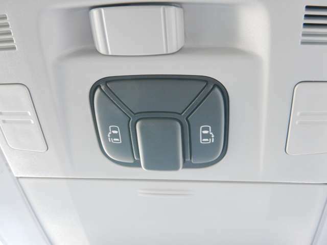 両側電動スライドドアは運転席からもスイッチ一つで操作可能です！
