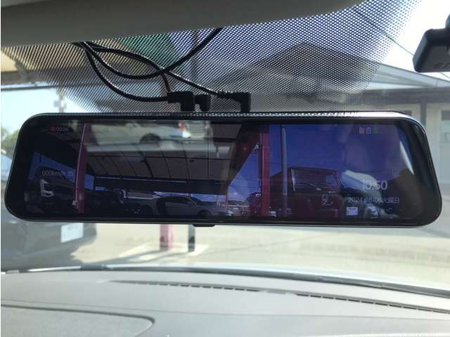 デジタルインナーミラーで後ろも見やすく駐車も安心♪