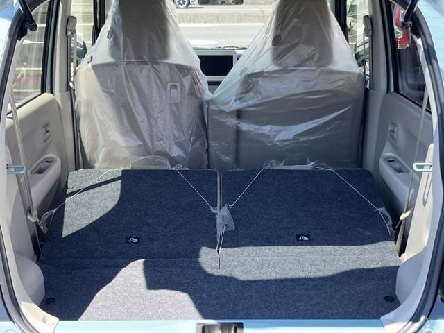 後部座席を倒していただければ、よりたくさんのお荷物も積みこむことも可能です。