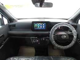 運転席も広々としており、足元には収納スペースもついています☆車内も黒で統一されております。